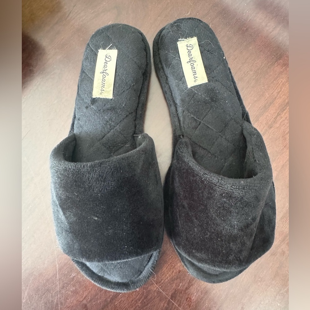 Dearfoams Black Memory Foam Open-Toe Plush Slippers. Size 7-8